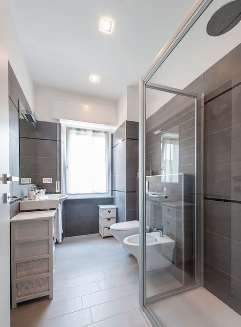 Comfort Triple Room, Multiple Beds | Bathroom | Shower, rainfall showerhead, free toiletries, hair dryer