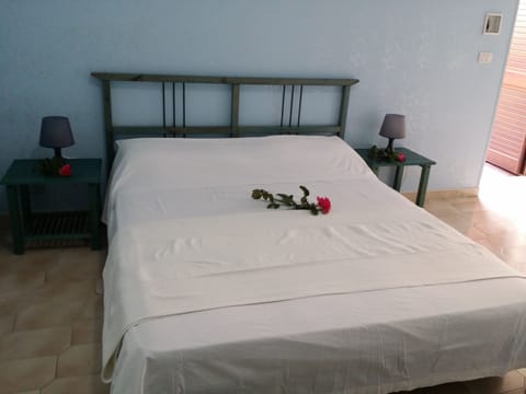 Grand Double Room, 1 Bedroom, Non Smoking | Individually decorated, desk, free WiFi, bed sheets