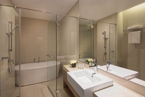 Executive Suite | Bathroom | Free toiletries, hair dryer, bidet, towels