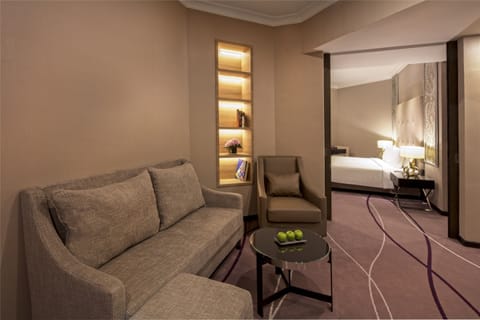 Executive Suite | Living room | 40-inch LCD TV with satellite channels, TV