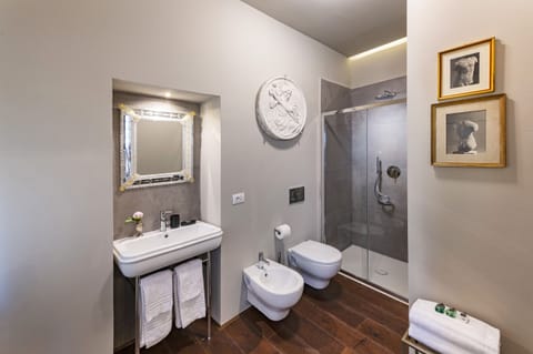 Superior Double Room | Bathroom | Separate tub and shower, free toiletries, hair dryer, bidet