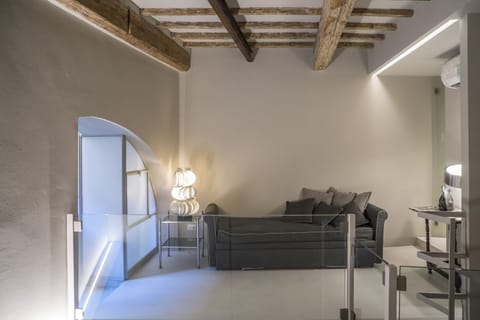 Deluxe Double Room | Living area | 36-inch LED TV with digital channels, TV, Netflix