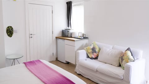 Double Room (No Sea View) | Soundproofing, iron/ironing board, free WiFi, bed sheets