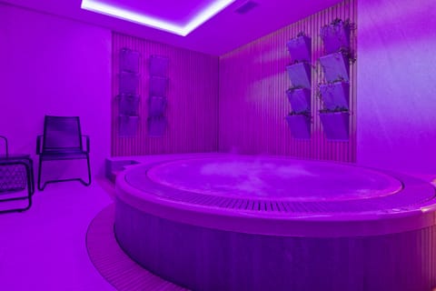 Indoor spa tub