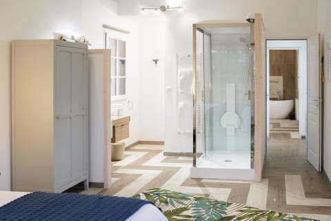 Suite-Deluxe-Ensuite-Garden View | Bathroom | Free toiletries, hair dryer, towels