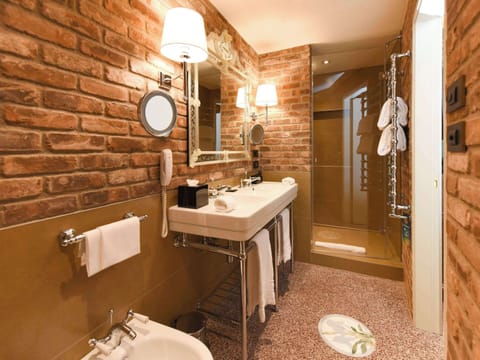 Deluxe Suite, 1 King Bed, View (Canal View) | Bathroom | Designer toiletries, hair dryer, bathrobes, bidet