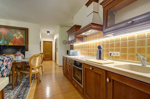 Panoramic Apartment | Private kitchen | Fridge, microwave, oven, stovetop