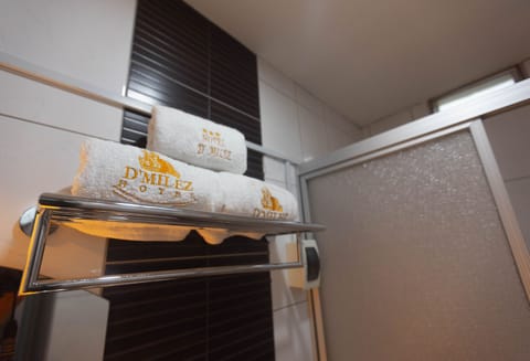 Deluxe Triple Room | Bathroom | Shower, rainfall showerhead, free toiletries, hair dryer