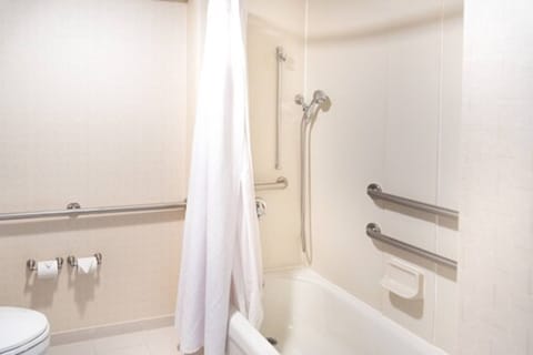 Combined shower/tub, hair dryer, towels