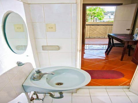 Deluxe Twin Room | Bathroom | Shower, rainfall showerhead, free toiletries, bidet