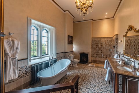 Suite (Catherine of Aragon Tower) | Bathroom | Designer toiletries, hair dryer, bathrobes, slippers