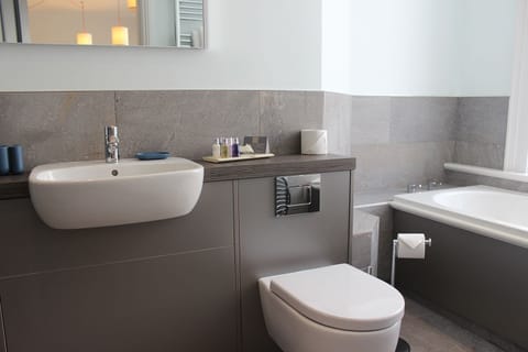 King Room | Bathroom | Shower, free toiletries, towels