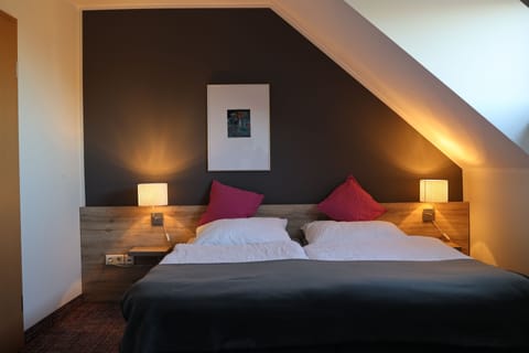 Double Room | Hypo-allergenic bedding, desk, free WiFi, bed sheets