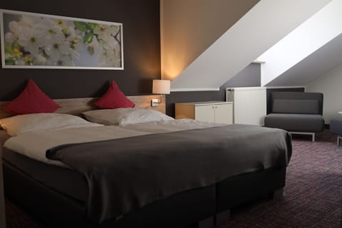 Double Room | Hypo-allergenic bedding, desk, free WiFi, bed sheets