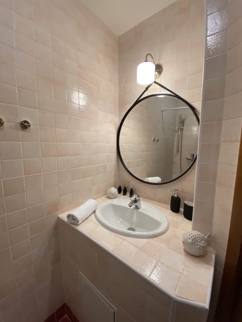 Comfort Room, Multiple Beds | Bathroom | Shower, free toiletries, hair dryer, towels