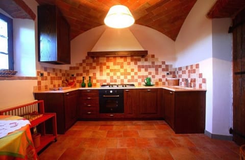 Full-size fridge, microwave, oven, stovetop