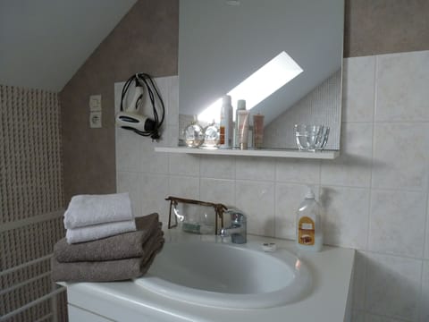 Studio, 1 Double Bed | Bathroom sink