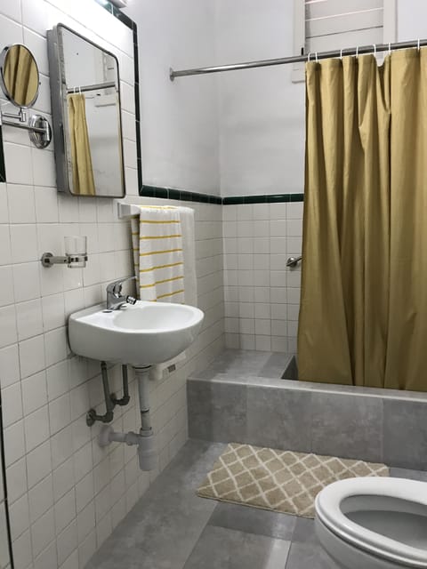 Comfort Double Room, 1 Bedroom | Bathroom | Shower, free toiletries, hair dryer, towels