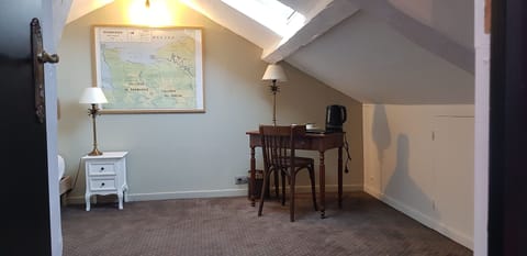 Small Attic room | Premium bedding, soundproofing, free WiFi, bed sheets