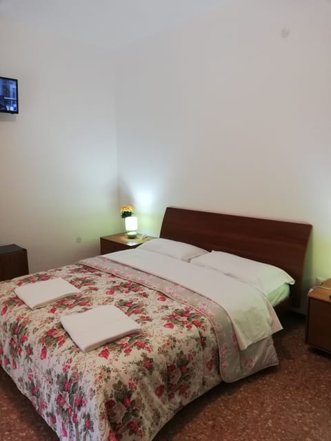 Classic Triple Room, Multiple Beds, Shared Bathroom, Park View | Minibar, desk, free WiFi, bed sheets