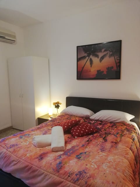 Standard Twin Room, 2 Twin Beds, Shared Bathroom, City View | Minibar, desk, free WiFi, bed sheets