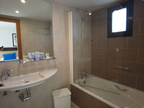 Combined shower/tub, free toiletries, hair dryer, towels