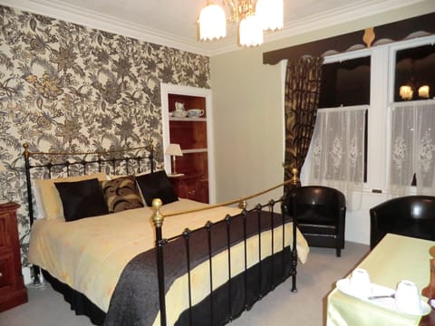 Classic Double Room, 1 Queen Bed, Garden View | Free WiFi, bed sheets