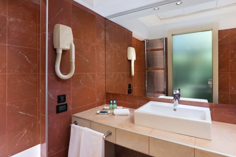 Executive Suite, 1 Bedroom | Bathroom | Deep soaking tub, rainfall showerhead, free toiletries, hair dryer