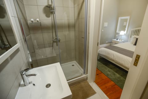 Basic Double Room (Conforto) | Bathroom | Shower, rainfall showerhead, free toiletries, hair dryer