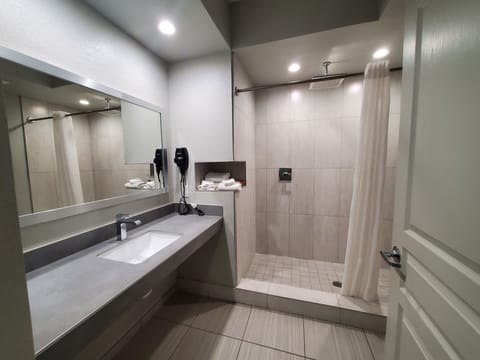 Combined shower/tub, deep soaking tub, towels