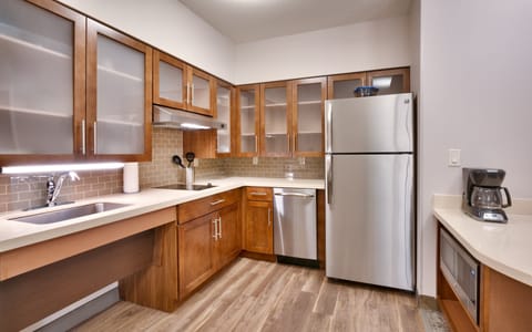 Full-size fridge, microwave, stovetop, dishwasher