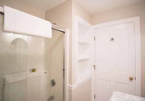 Deluxe King, Room 3 | Bathroom | Shower, free toiletries, hair dryer, towels