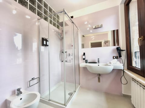 Comfort Room, 1 Double Bed | Bathroom | Shower, hair dryer, bidet, towels