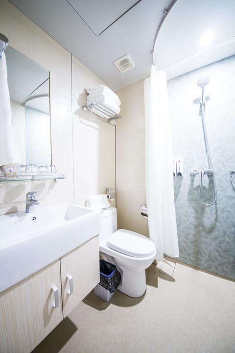 Comfort Twin Room | Bathroom | Shower, free toiletries, hair dryer, slippers