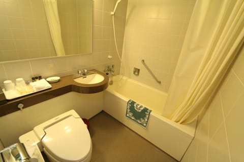 Twin Room | Bathroom | Separate tub and shower, free toiletries, hair dryer, slippers