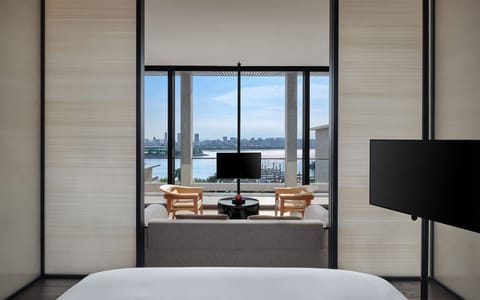 Marina Suite | Minibar, in-room safe, desk, blackout drapes