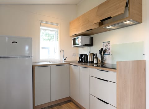 Premium Cottage, 2 Bedrooms | Private kitchen | Fridge, microwave, stovetop, cookware/dishes/utensils