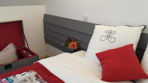 3 bedrooms, individually decorated, individually furnished, desk