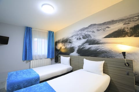 Twin Room | Individually decorated, individually furnished, desk, blackout drapes