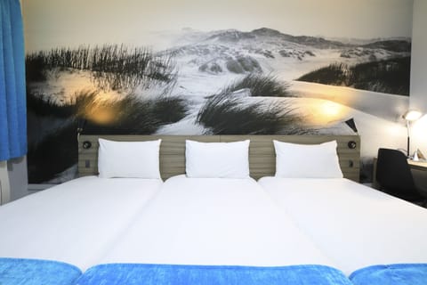 Triple Room | Individually decorated, individually furnished, desk, blackout drapes