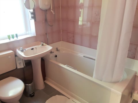 Single Room, Ensuite | Bathroom | Free toiletries