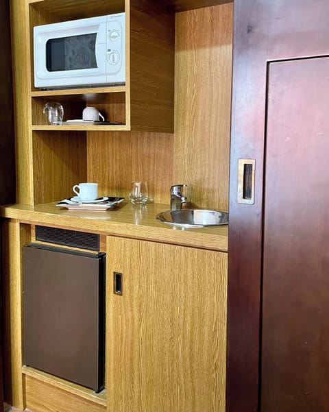 Twin Room | Minibar, in-room safe, individually decorated, individually furnished