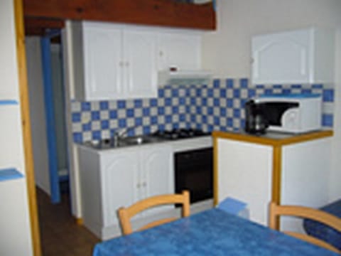 Studio | Private kitchenette | Full-size fridge, microwave, stovetop, cookware/dishes/utensils