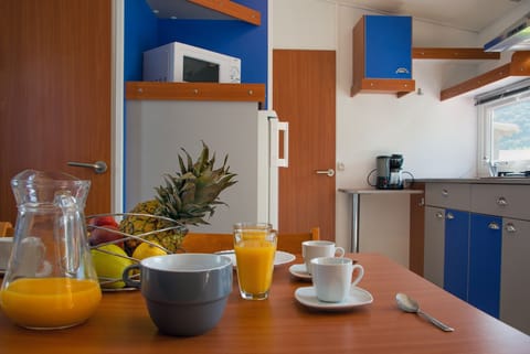 Comfort Mobile Home | Private kitchenette | Full-size fridge, microwave, stovetop, cookware/dishes/utensils