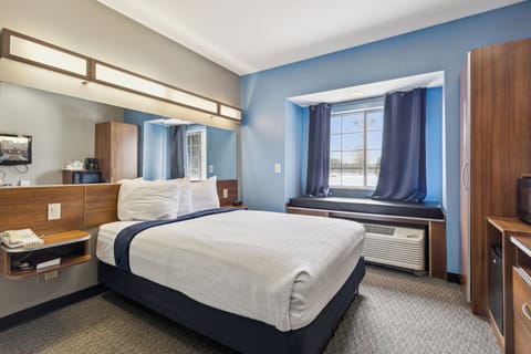 Standard Room, 1 Queen Bed | Desk, laptop workspace, iron/ironing board, free cribs/infant beds