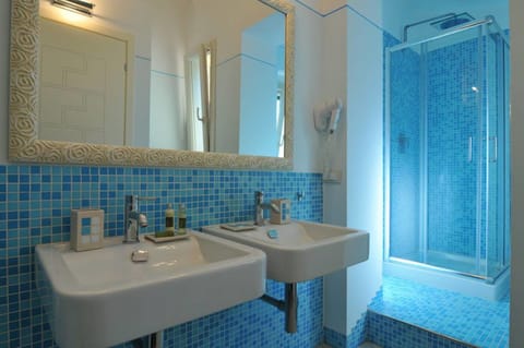 Double Room | Bathroom | Shower, hair dryer, bidet, towels