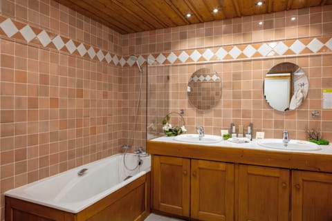 Comfort Suite | Bathroom | Combined shower/tub, deep soaking tub, free toiletries, hair dryer