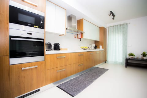 Deluxe Apartment, 2 Bedrooms, Non Smoking, Balcony | Private kitchen | Full-size fridge, microwave, oven, stovetop