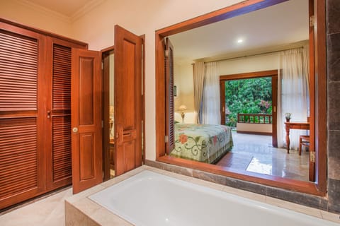 Deluxe Room, 1 King Bed | Bathroom | Separate tub and shower, deep soaking tub, free toiletries, hair dryer