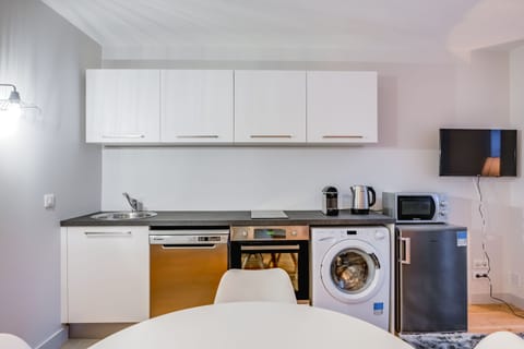 Quadruple Studio | Private kitchen | Fridge, microwave, oven, stovetop